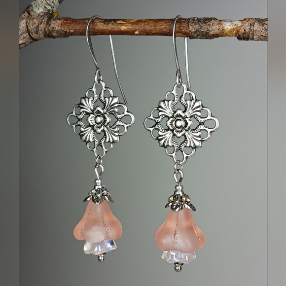 HAND CRAFTED Vintage Style Pink Artisan Glass Flower Silver Dangle Drop Earrings - Picture 2 of 6